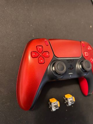 Mando PS5 Volcanic Red con joysticks magnéticos