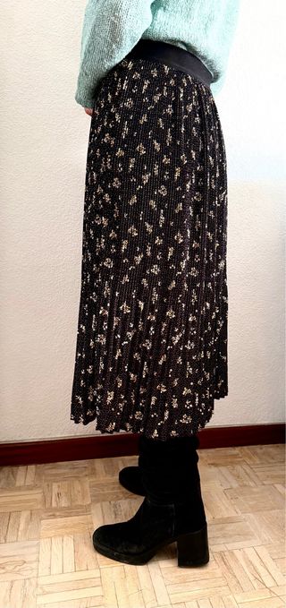 Falda midi plisada negra floral