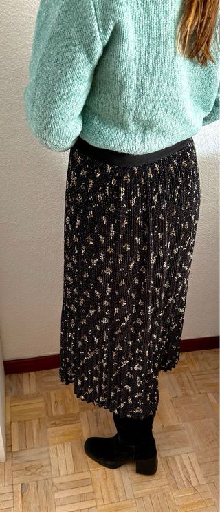 Falda midi plisada negra floral