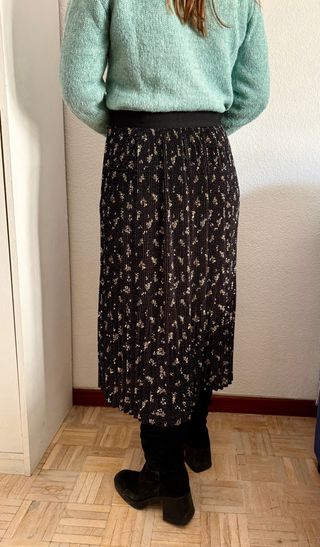 Falda midi plisada negra floral