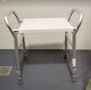 Silla de ducha/baño y 2 andadores