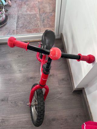 Bicicleta de equilibrio roja para bebé