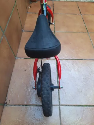 Bicicleta sin pedales roja B'TWIN