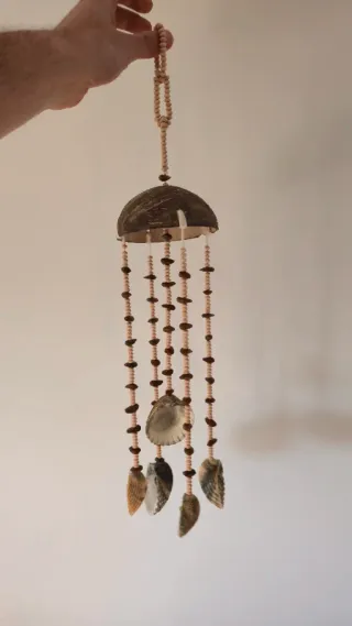 Decoração suspensa de concha e madeira