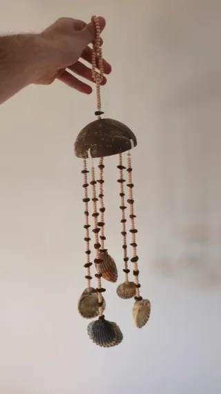 Decoração suspensa de concha e madeira