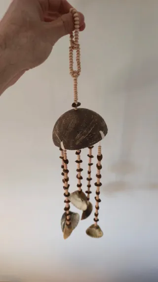 Decoração suspensa de concha e madeira