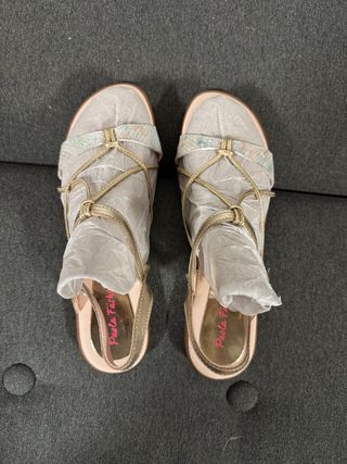 Sandalias doradas y blancas