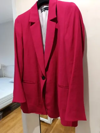 Americana Zara Roja Es una xs , pero da más talla
