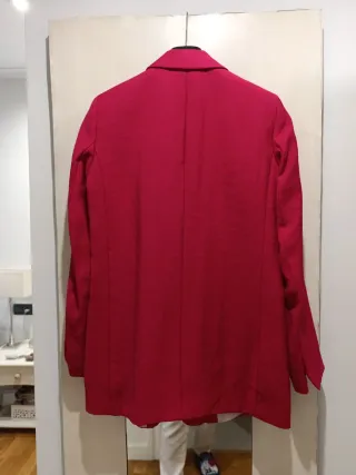 Americana Zara Roja Es una xs , pero da más talla