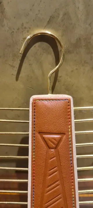 Corbatero. Colgador de corbatas de piel y madera