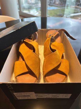 Sandalias Esparto en  piel color mostaza