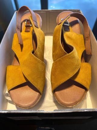 Sandalias Esparto en  piel color mostaza