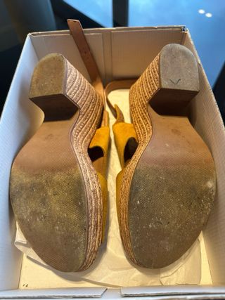 Sandalias Esparto en  piel color mostaza