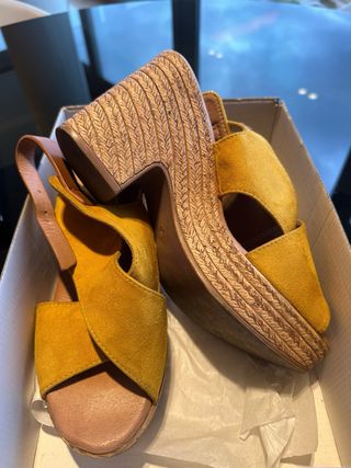 Sandalias Esparto en  piel color mostaza