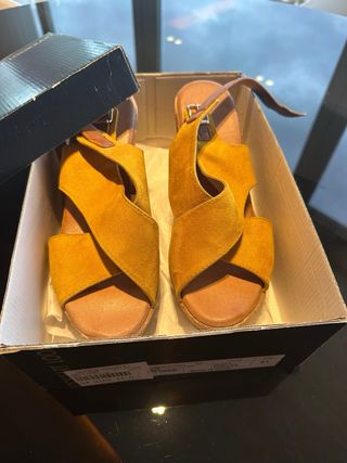 Sandalias Esparto en  piel color mostaza