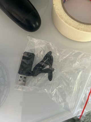 Dron azul y verde sin mando