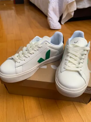 Zapatillas Veja Blancas y Verdes Talla 39