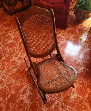 Mecedora de madera y ratán