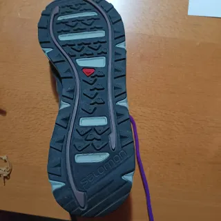 Zapatillas Salomon grises y rosas