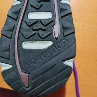 Zapatillas Salomon grises y rosas