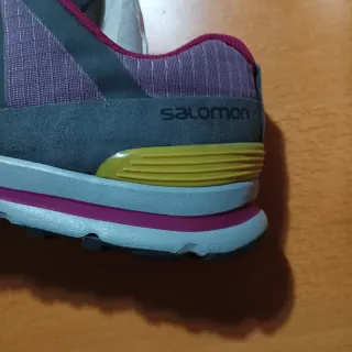 Zapatillas Salomon grises y rosas