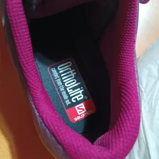 Zapatillas Salomon grises y rosas