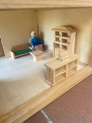 Casita de madera para muñecas