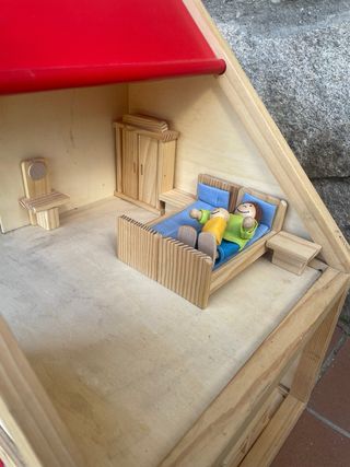 Casita de madera para muñecas