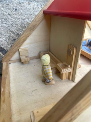 Casita de madera para muñecas
