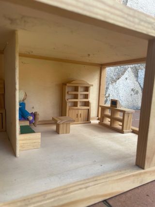 Casita de madera para muñecas