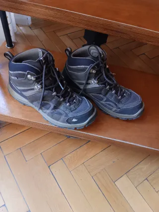 Botas de montaña marrones. Marca QUECHUA