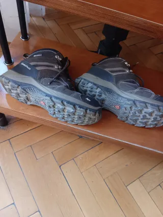 Botas de montaña marrones. Marca QUECHUA