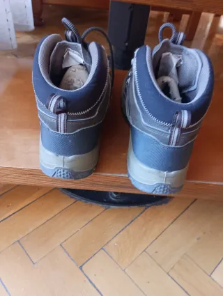 Botas de montaña marrones. Marca QUECHUA