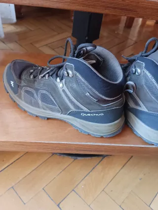 Botas de montaña marrones. Marca QUECHUA