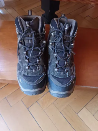 Botas de montaña marrones. Marca QUECHUA