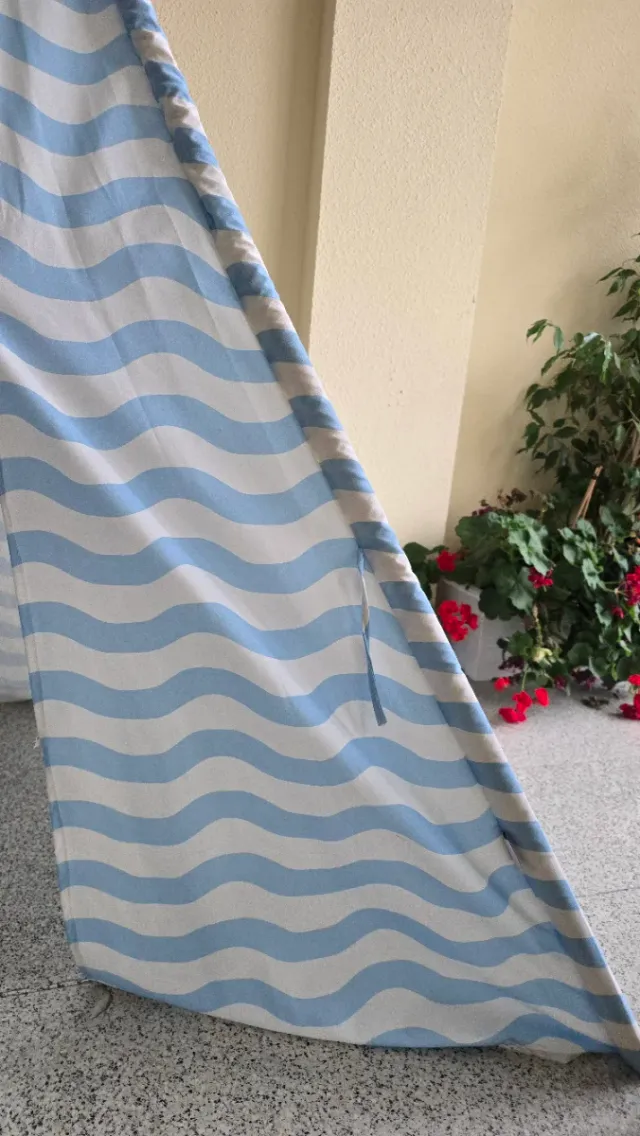 Tienda tipi infantil con diseño de olas