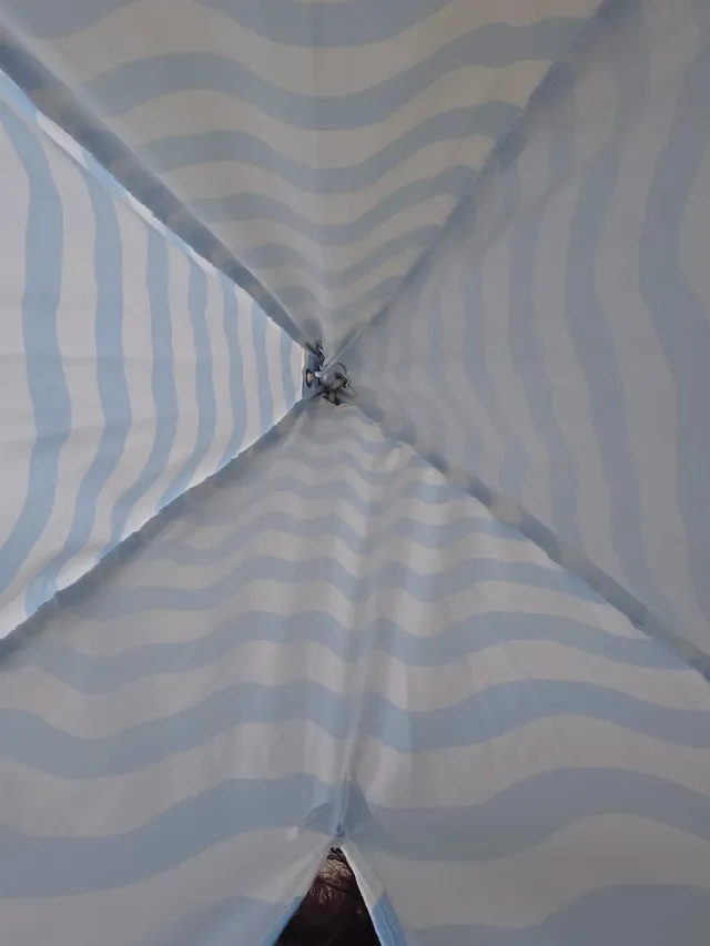 Tienda tipi infantil con diseño de olas