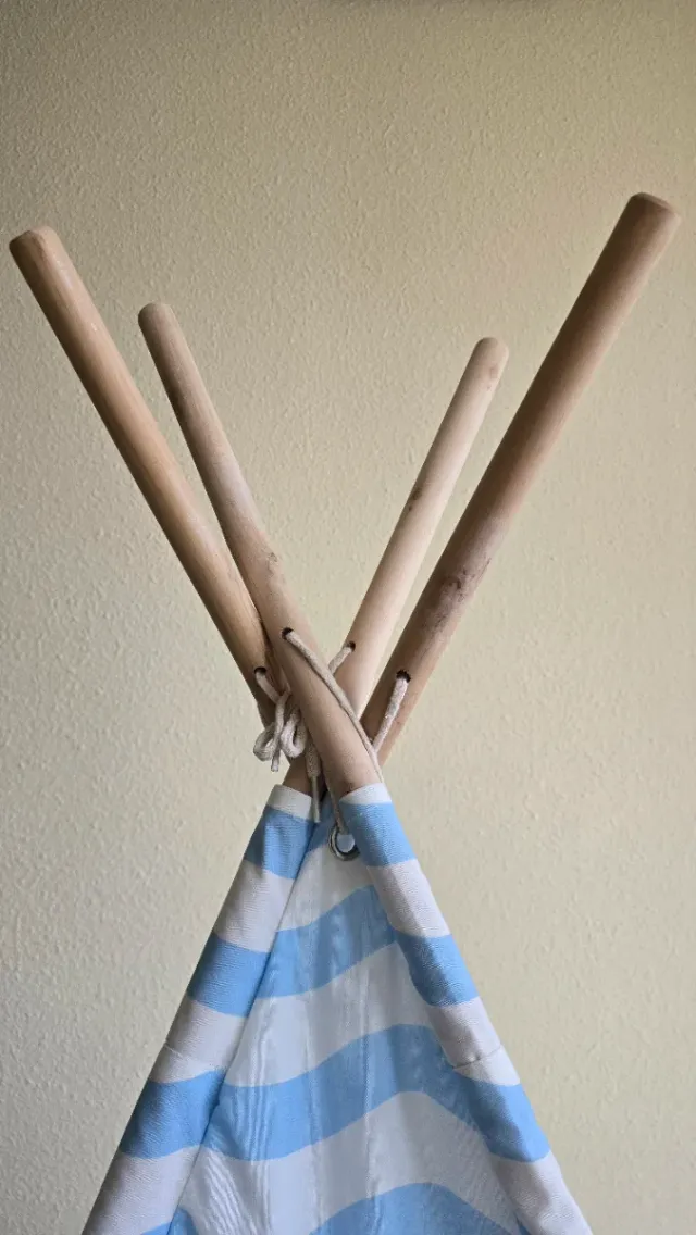 Tienda tipi infantil con diseño de olas