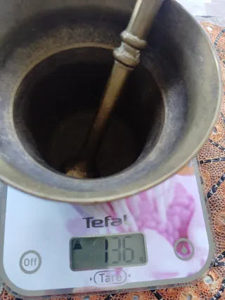 Mortero antiguo de bronce con mano