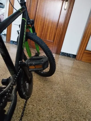 Bicicleta Btwin Negra y Verde