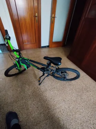 Bicicleta Btwin Negra y Verde