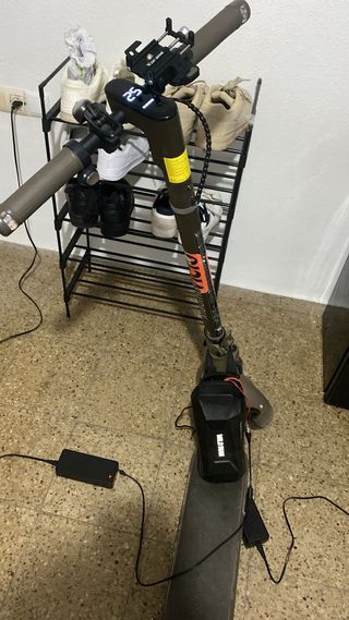 Patinete eléctrico con cargador y bateria externa