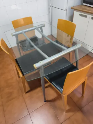 Mesa cristal y madera con 4 sillas