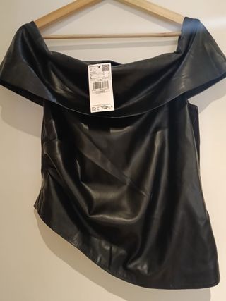 Top efecto piel negro escote bardot asimétrico