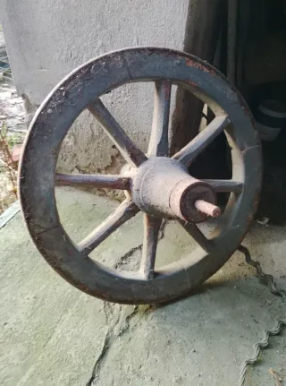 Ruota antica in legno per carro