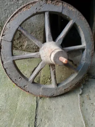 Ruota antica in legno per carro