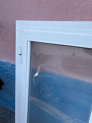 Ventana de aluminio blanca