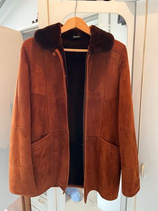 Abrigo de piel de ante marrón camel