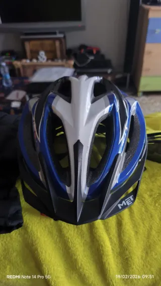 Casco de bicicleta MET azul y blanco