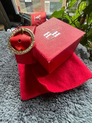 Pulsera Carolina Herrera Roja Cuero Hebilla Dorada